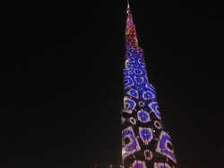 Ketika Gedung Burj Khalifa Berwarna-warni