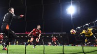Sanchez menanduk bola yang berbuah gol ke gawang Bournemouth di menit ke-70. Dylan Martinez/Reuters/detikFoto.