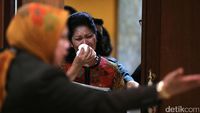 Suaminya Dilaporkan Terima Rp 1 M, Istri Hakim Menangis