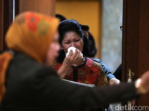 Suaminya Dilaporkan Terima Rp 1 M, Istri Hakim Menangis
