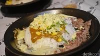 Gurih Hangat, Nasi Hot Plate Kari dengan Lelehan Keju Mozarella