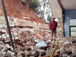 Ruang Kelas SMPN 19 Tangsel Tertimbun Longsor