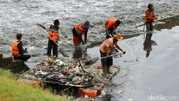 Bersih-bersih Kanal Banjir Timur