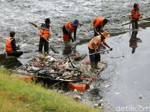 Bersih-bersih Kanal Banjir Timur