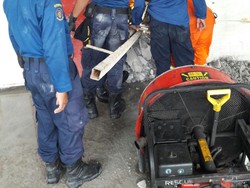 Begini Proses Evakuasi Runtuhan Tangga di Grand Kamala Lagoon