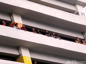 Demo Driver GrabBike Jadi Tontonan Warga