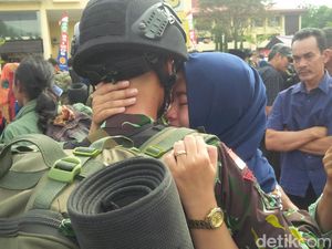 Isak Tangis Keluarga Lepas 120 Brimob Polda Jabar BKO ke Papua