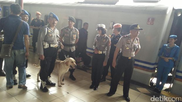 Puluhan Polisi dan Anjing Pelacak Kawal Kedatangan Bonek di Bandung