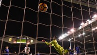Dele Alli membobol gawang Chelsea. Dalam pertandingan ini Dele Alli dua kali membobol gawang lawan. Gol itu dicetak di menit ke-45 dan 54. Dylan Martinez/Reuters/detikFoto.