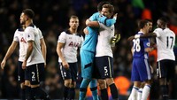 Para pemain Tottenham Hotspur merayakan kemenangan. Tambahan tiga angka ini mengatrol posisi Spurs ke posisi tiga klasemen dengan raihan 42 poin. Clive Rose/Getty Images/detikFoto.
