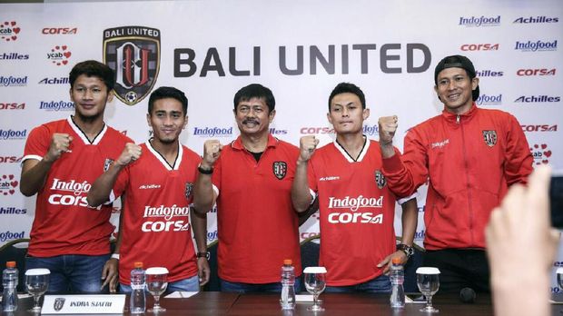 M. Taufiq (kedua dari kiri) pernah satu tim dengan Andik Vermansah di Persebaya Surabaya.
