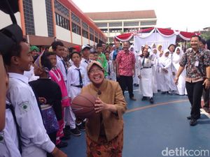 Aksi Risma Unjuk Kebolehan Main Basket