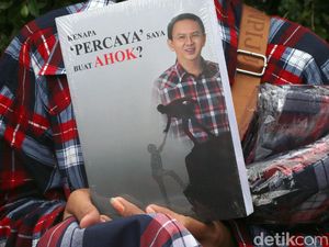 Buku dan Merchandise Ahok Laris Terjual Buku dan Merchandise Ahok Laris Terjual