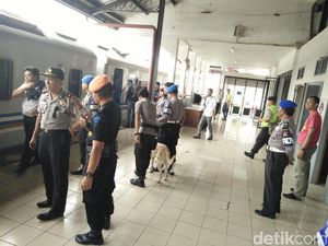 Puluhan Polisi dan Anjing Pelacak Kawal Kedatangan Bonek di Bandung