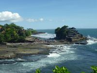 Tanah Lot di Bali yang tak pernah sepi wisatawan.