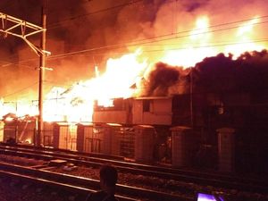 Kebakaran Permukiman Padat Penduduk Dekat Stasiun Kota Padam