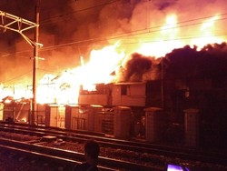 Kebakaran di Permukiman dekat Stasiun Kota, Penumpang KRL Panik
