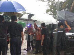 Hujan Lebat, Sri Mulyani Kunjungi Pengungsi Pidie Jaya