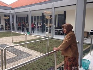 Risma Boyong Puluhan Lansia ke Gedung Griya Wreda