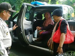 Kapolsek di Rembang Tolong 2 Ibu yang Kebingungan di Pinggir Hutan