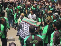 Ratusan Driver Grab Protes Skema Insentif Lebaran