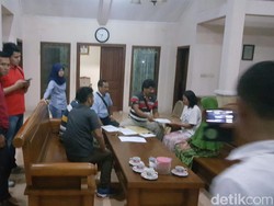 Polisi Geledah Rumah Bambang Tri, Angkut 26 Barang
