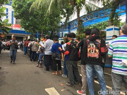 Jelang Kenaikan Tarif, Ribuan Warga Antre Urus BPKB