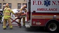 Evakuasi Korban Kecelakaan Kereta Api di New York