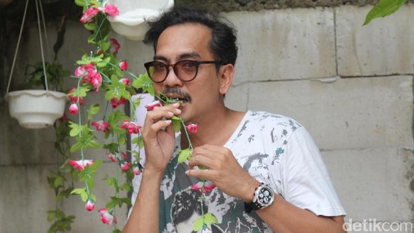 Gaya Kocak Indra Birowo