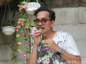 Gaya Kocak Indra Birowo