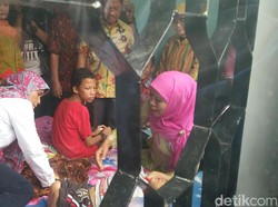 Mensos Temui Dua Anak yang Ditinggal Ortunya di Tangerang