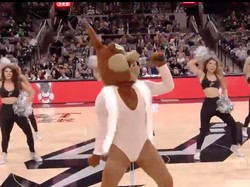 Video Badut Maskot Klub NBA Ledek Lip Sync Mariah Carey Jadi Viral