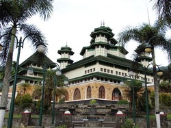 Pesona Masjid Tua di Tepi Danau Maninjau Sumbar