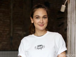 Tanpa Riasan dan Kenakan Baju Tidur, Luna Maya Nyoblos ke TPS