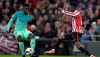 Inaki Williams (kanan) berusaha menghentikan serangan Samuel Umtiti (kiri). Dalam pertandingan ini Inaki turut menyumbangkan satu gol untuk Bilbao. Gol itu dicetak di menit ke-28. Pool/Vincent West/Reuters/detikFoto.