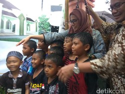 Wajah Ceria Anak-anak Pengungsi Pidie Jaya Saat Bertemu Sri Mulyani