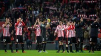 Para pemain Athletic Bilbao bertepuk tangan usai pertandingan. Dengan hasil ini, Bilbao tinggal membutuhkan hasil imbang saat melakoni laga leg II di Camp Nou di pekan depan agar bisa melaju ke babak delapan besar. Pool/Vincent West/Reuters/detikFoto.