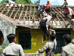 Polisi Bantu Perbaiki Rumah Warga yang Diterjang Puting Beliung di Subang