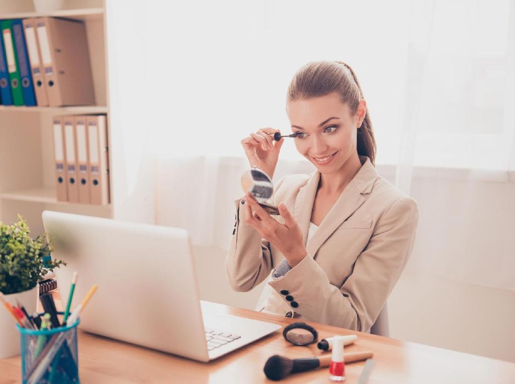 Tips Tampil Menarik Saat Meeting Online dengan Video Call Selama WFH Tips Tampil Menarik Saat Meeting Online dengan Video Call Selama WFH