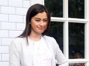 Wuzz, Cantiknya Kimberly Ryder Saat Rambutnya Tertiup Angin