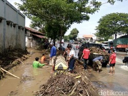 Bupati Pasuruan Perintahkan Sampah Sisa Banjir Segera Dibersihkan