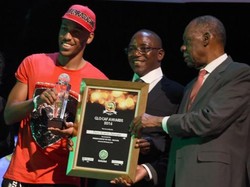 Koper Hilang Bikin Aubameyang Naik Panggung Tanpa Setelan Jas