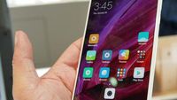 Pose Seksi Xiaomi Mi Mix Berkelir Putih