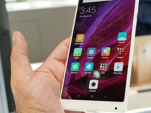 Pose Seksi Xiaomi Mi Mix Berkelir Putih