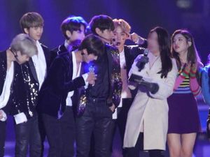 Joy Red Velvet dan V BTS Digosipkan Pacaran? Joy Red Velvet dan V BTS Digosipkan Pacaran?