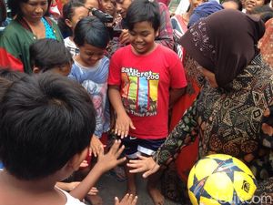 Risma Ajak Anak-anak Sidoyoso Hompimpa Berebut Bola