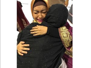 Umrah Bareng, Julia Perez Peluk Ria Irawan Sambil Menangis