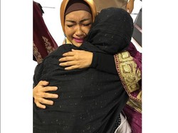 Umrah Bareng, Julia Perez Peluk Ria Irawan Sambil Menangis