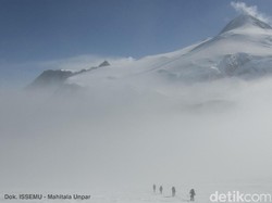 2 Mahasiswi Unpar Bandung Kibarkan Merah Putih di Puncak Antartika