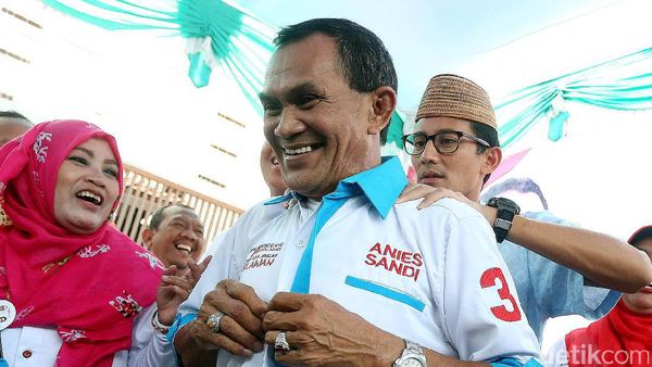 Kampanye di Tanah Abang, Sandiaga Pijat Relawan